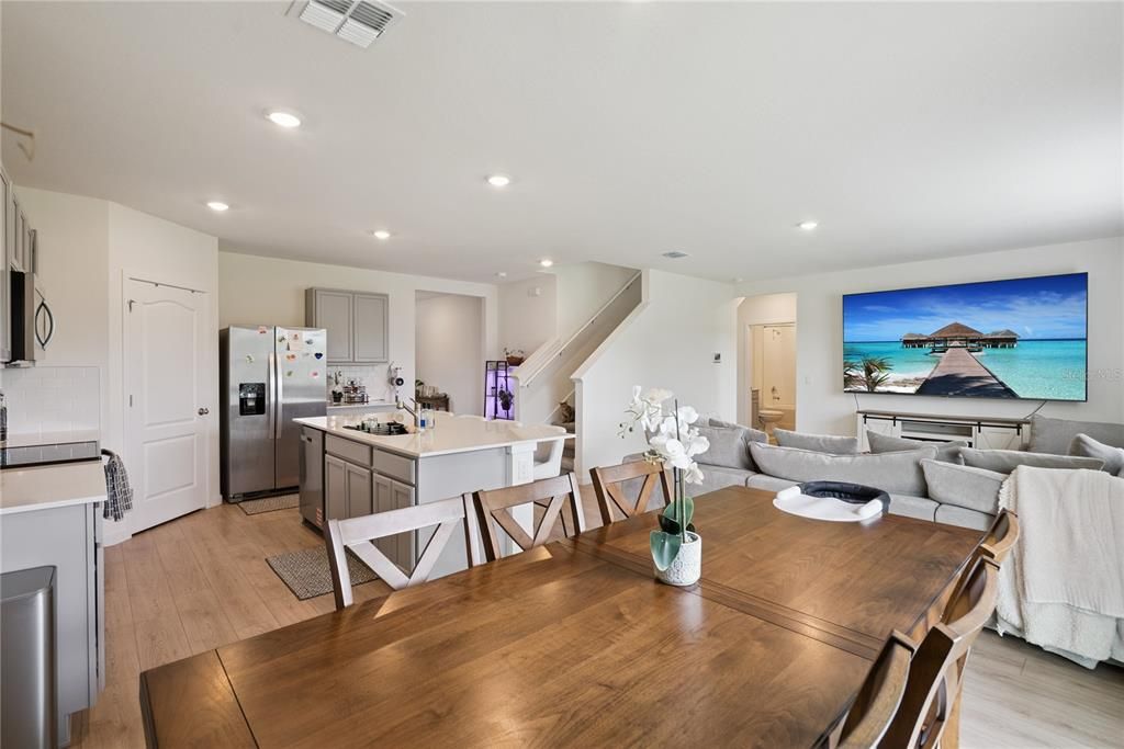 En Venta: $559,900 (5 camas, 3 baños, 2601 Pies cuadrados)