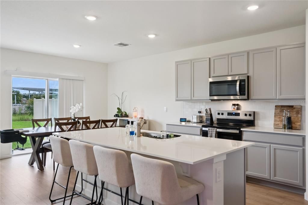 En Venta: $559,900 (5 camas, 3 baños, 2601 Pies cuadrados)