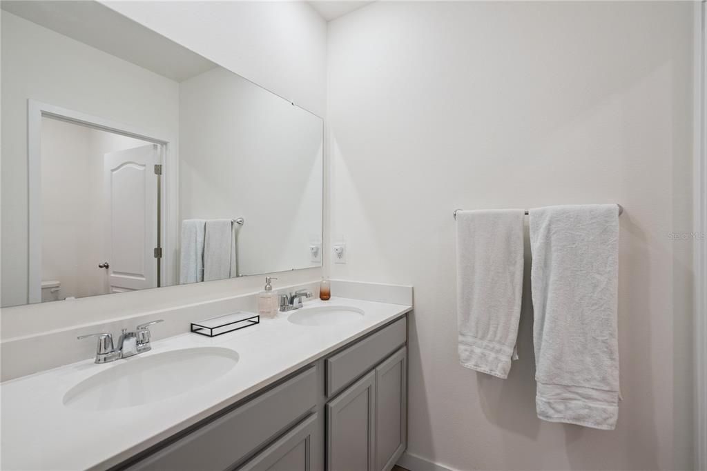 En Venta: $559,900 (5 camas, 3 baños, 2601 Pies cuadrados)