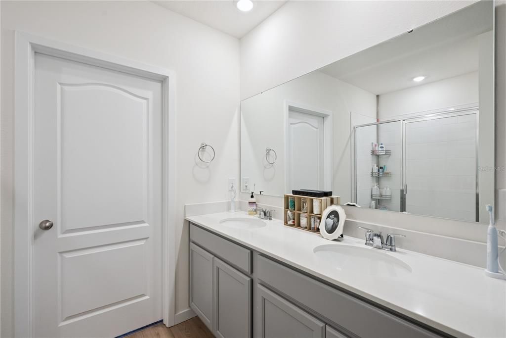 En Venta: $559,900 (5 camas, 3 baños, 2601 Pies cuadrados)