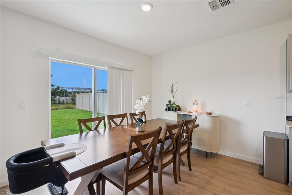 En Venta: $559,900 (5 camas, 3 baños, 2601 Pies cuadrados)