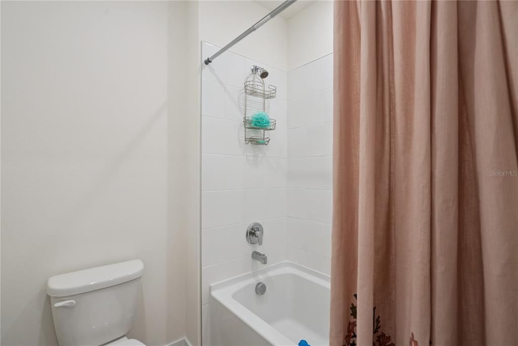 En Venta: $559,900 (5 camas, 3 baños, 2601 Pies cuadrados)