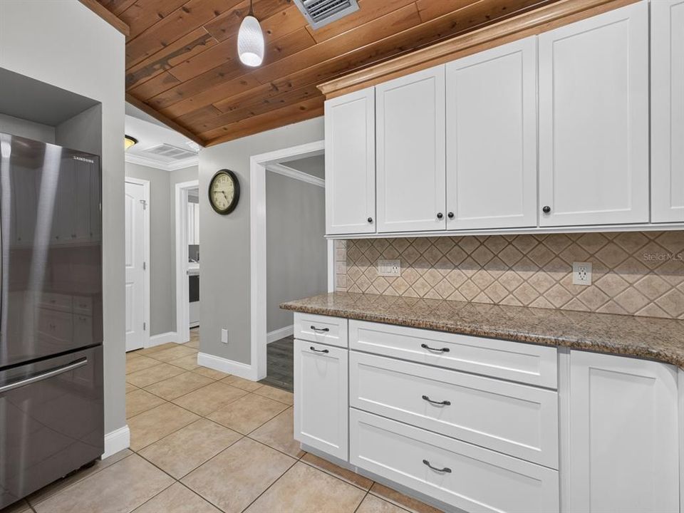 En Venta: $799,000 (4 camas, 2 baños, 2701 Pies cuadrados)