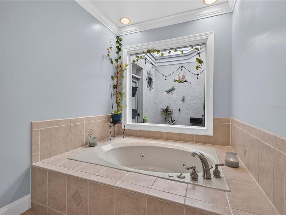 En Venta: $799,000 (4 camas, 2 baños, 2701 Pies cuadrados)