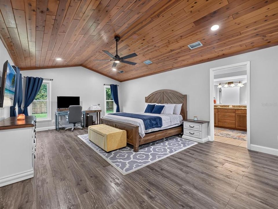 En Venta: $799,000 (4 camas, 2 baños, 2701 Pies cuadrados)