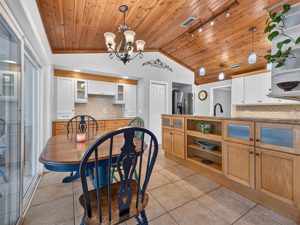 En Venta: $799,000 (4 camas, 2 baños, 2701 Pies cuadrados)