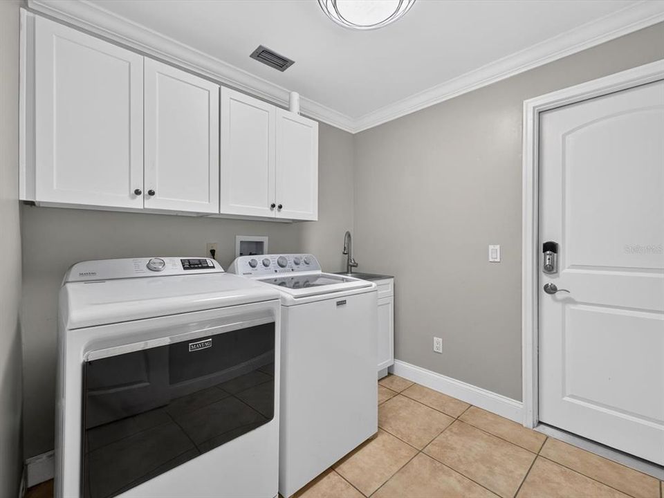 En Venta: $799,000 (4 camas, 2 baños, 2701 Pies cuadrados)