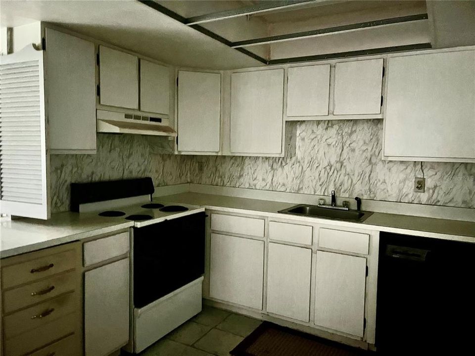For Sale: $72,590 (1 beds, 1 baths, 844 Square Feet)