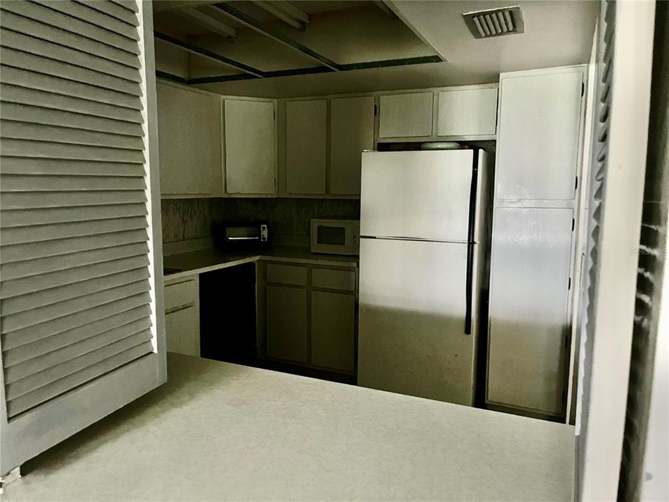 For Sale: $72,590 (1 beds, 1 baths, 844 Square Feet)