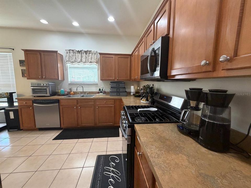 For Rent: $2,300 (3 beds, 3 baths, 1675 Square Feet)