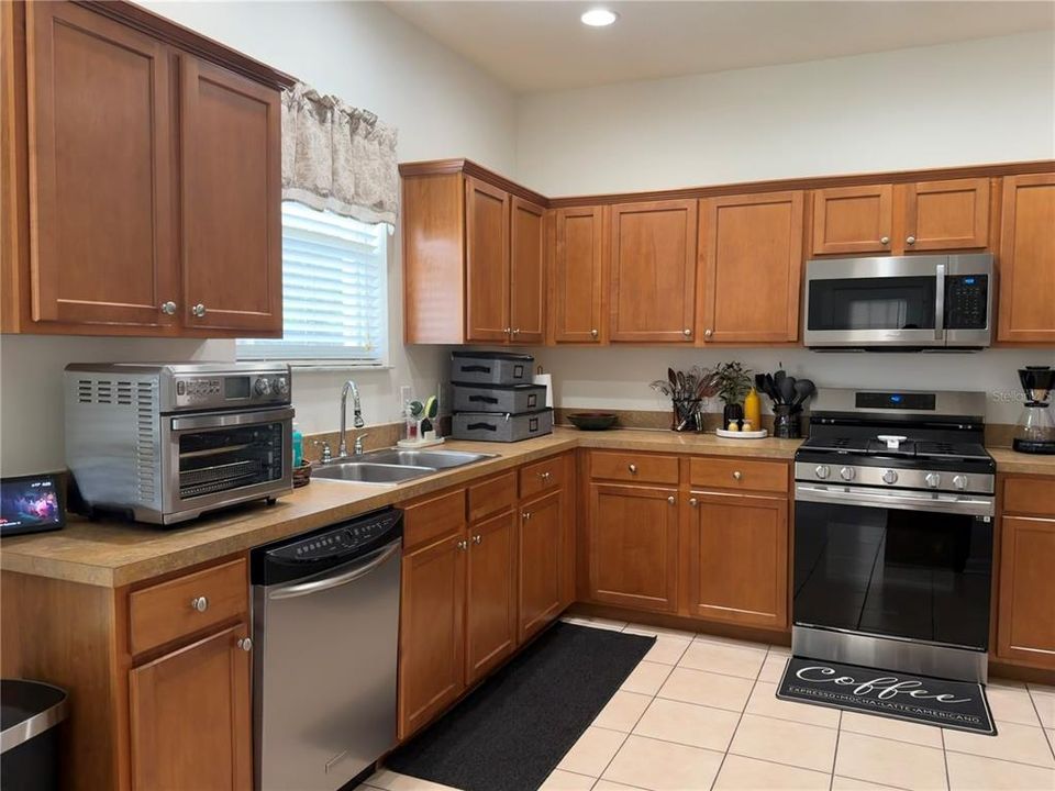 For Rent: $2,300 (3 beds, 3 baths, 1675 Square Feet)