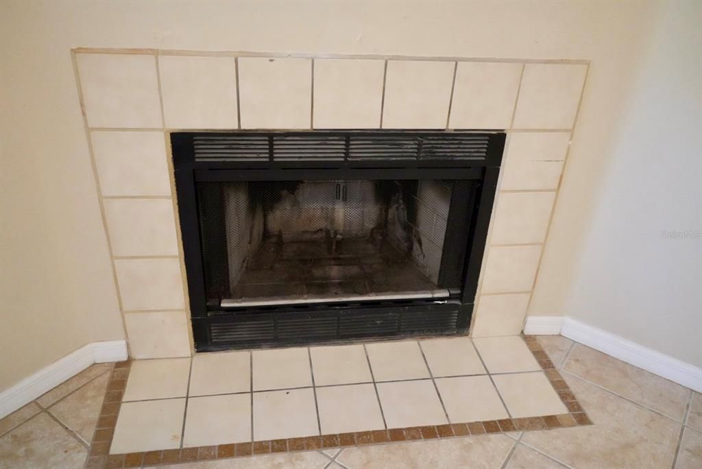 For Sale: $149,900 (2 beds, 2 baths, 912 Square Feet)