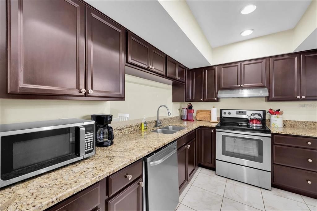 For Sale: $239,900 (2 beds, 2 baths, 1060 Square Feet)
