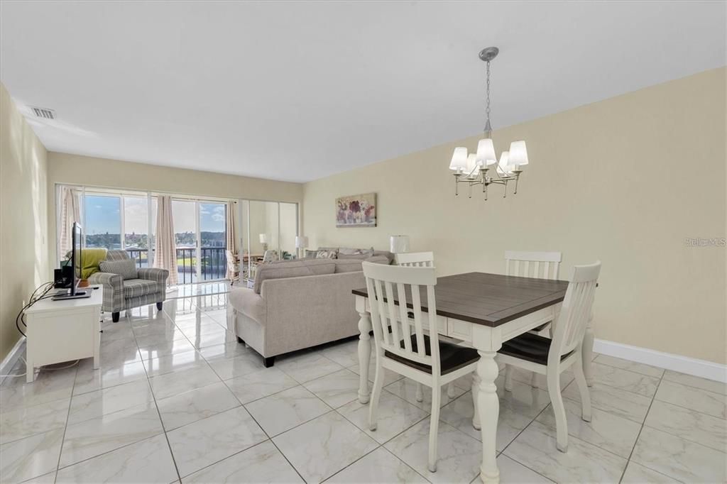 For Sale: $239,900 (2 beds, 2 baths, 1060 Square Feet)