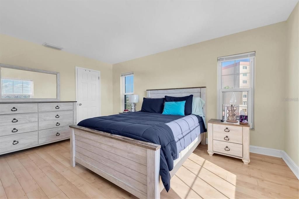 For Sale: $239,900 (2 beds, 2 baths, 1060 Square Feet)