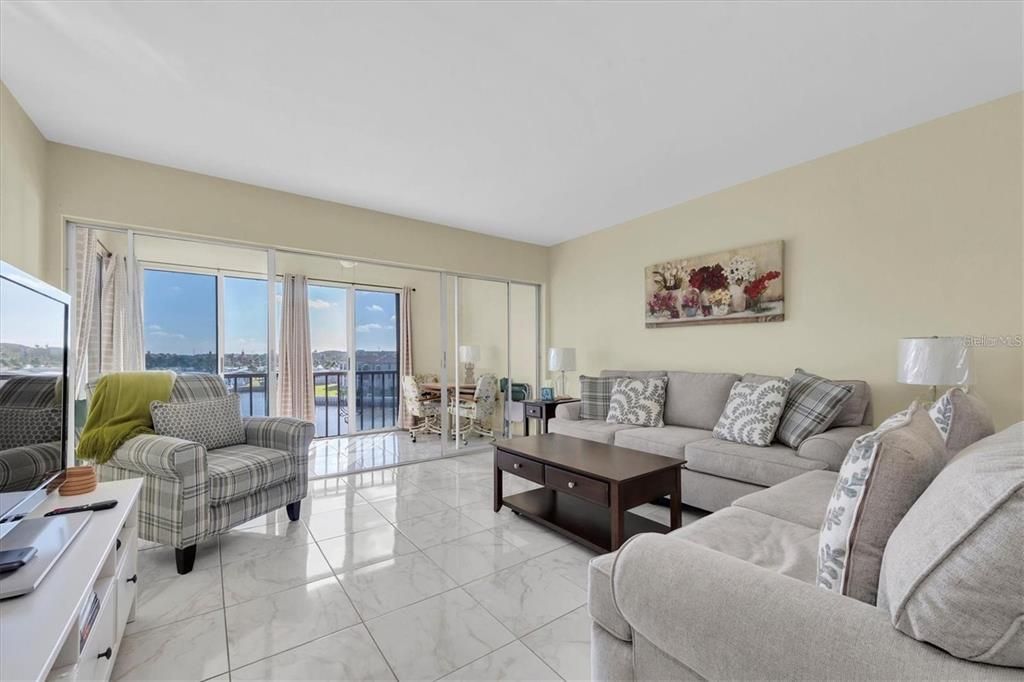 For Sale: $239,900 (2 beds, 2 baths, 1060 Square Feet)