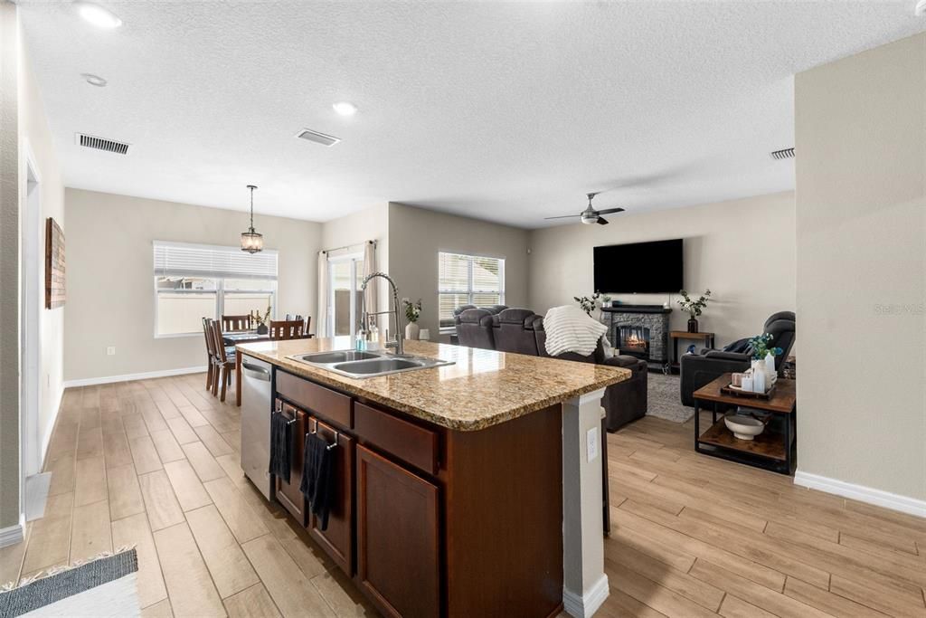 Active With Contract: $349,900 (3 beds, 2 baths, 1615 Square Feet)