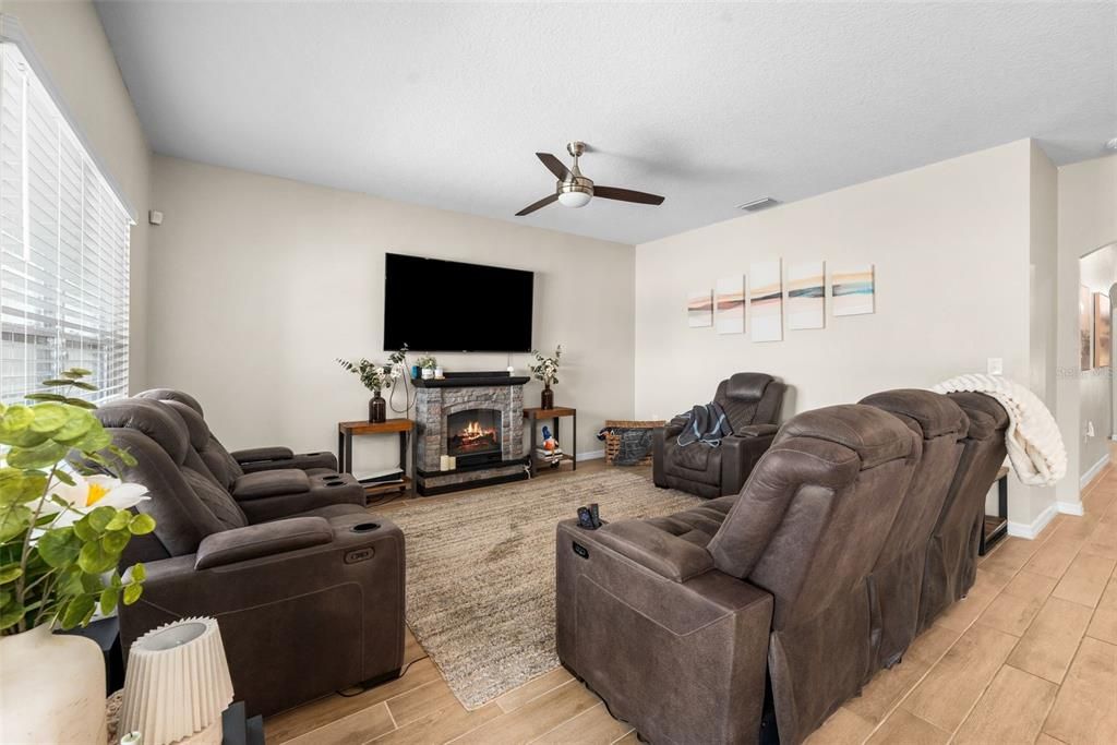 Active With Contract: $349,900 (3 beds, 2 baths, 1615 Square Feet)
