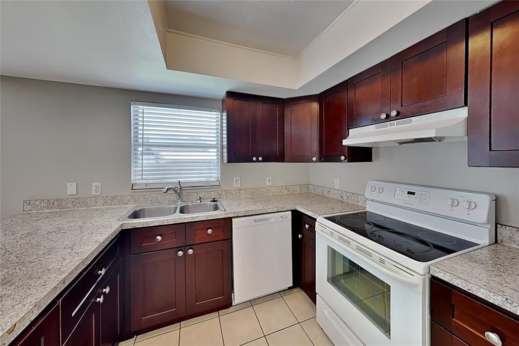 В аренду: $1,799 (3 спален, 2 ванн, 1165 Квадратных фут)