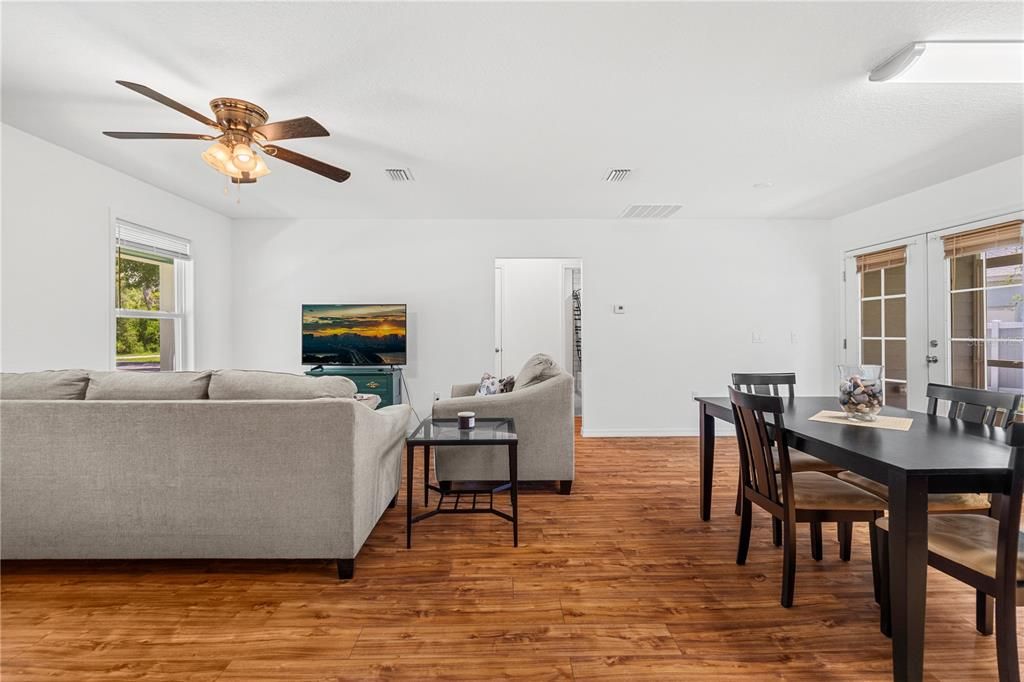 For Sale: $249,900 (3 beds, 2 baths, 1075 Square Feet)