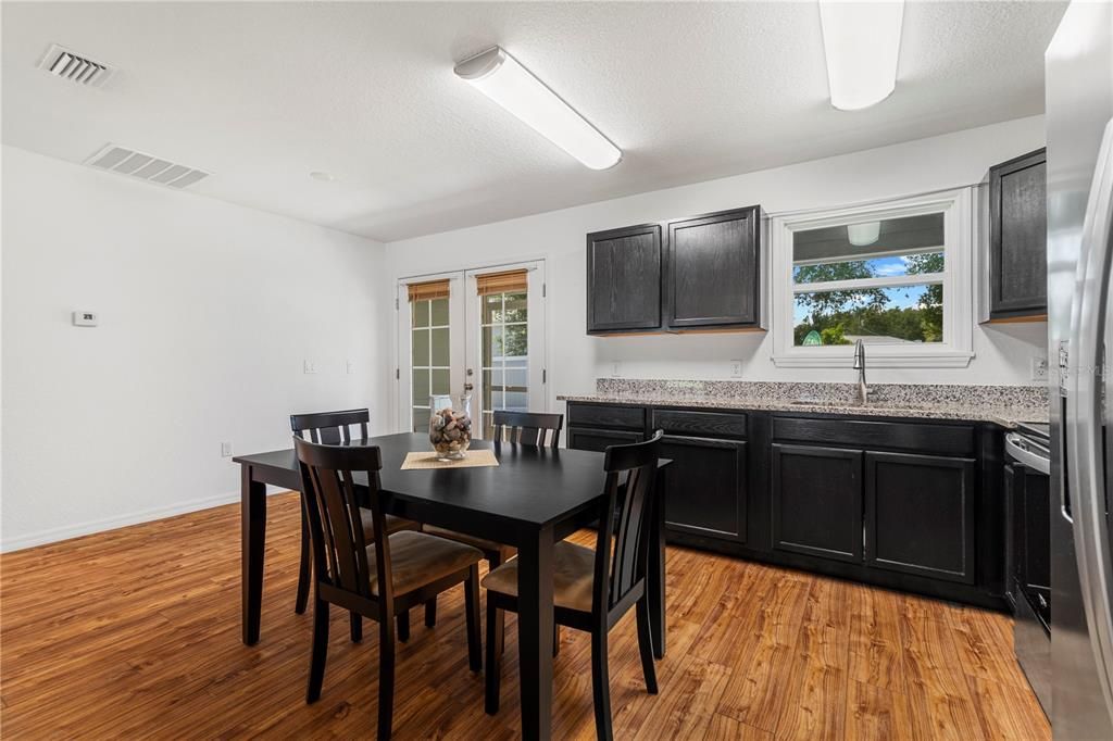 For Sale: $249,900 (3 beds, 2 baths, 1075 Square Feet)