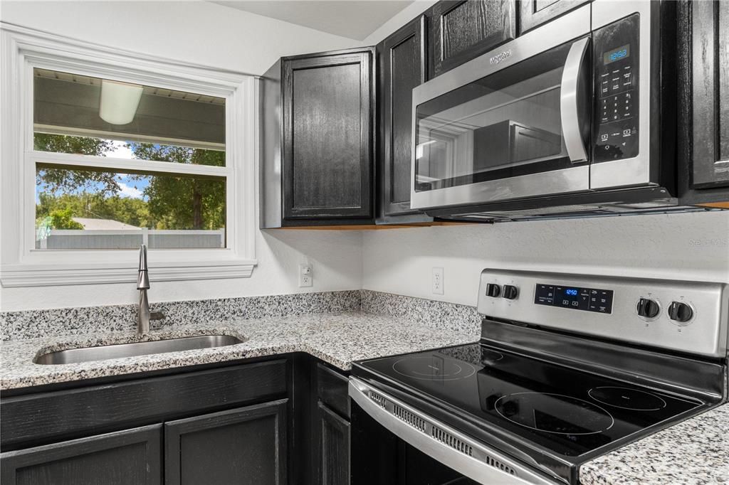 For Sale: $249,900 (3 beds, 2 baths, 1075 Square Feet)