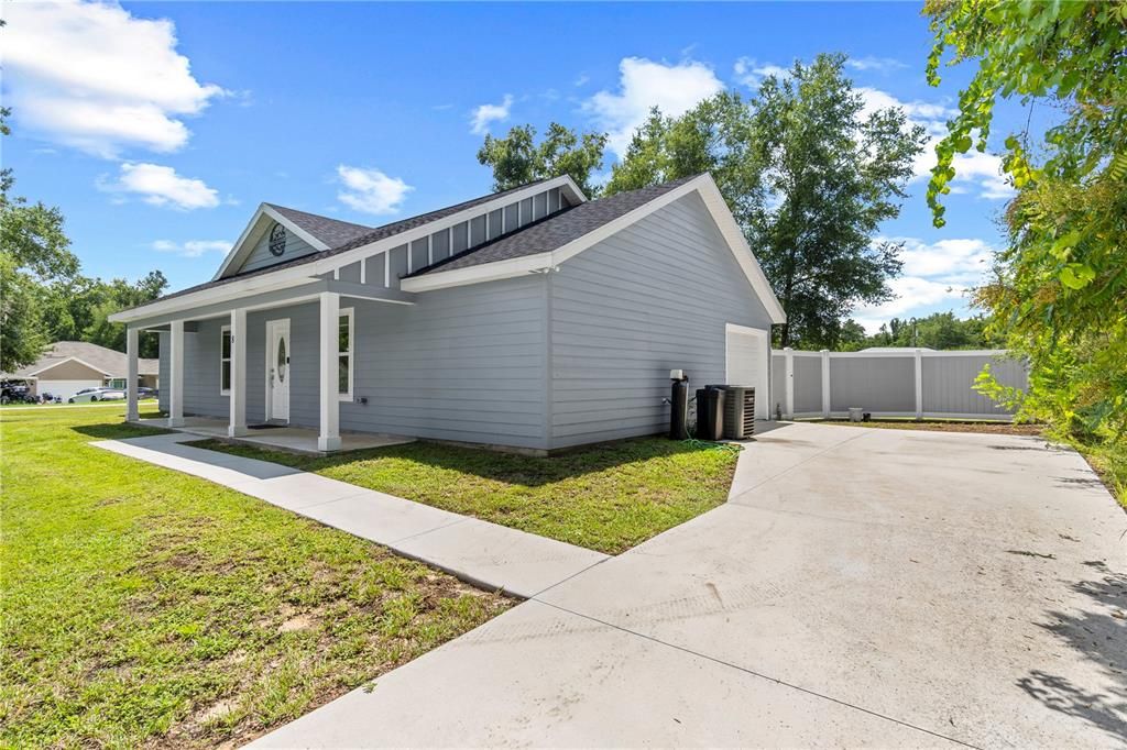 For Sale: $249,900 (3 beds, 2 baths, 1075 Square Feet)