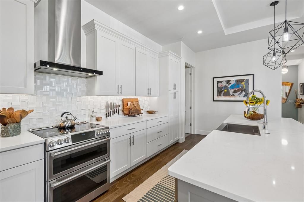 Active With Contract: $1,550,000 (3 beds, 2 baths, 2387 Square Feet)