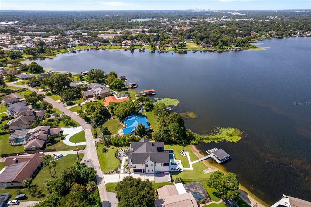 For Sale: $3,900,000 (6 beds, 5 baths, 6240 Square Feet)