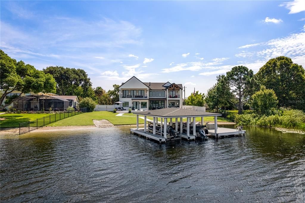 For Sale: $3,900,000 (6 beds, 5 baths, 6240 Square Feet)