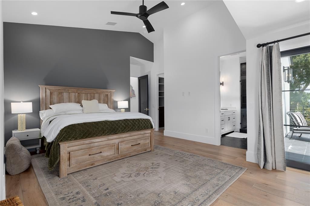 For Sale: $3,900,000 (6 beds, 5 baths, 6240 Square Feet)