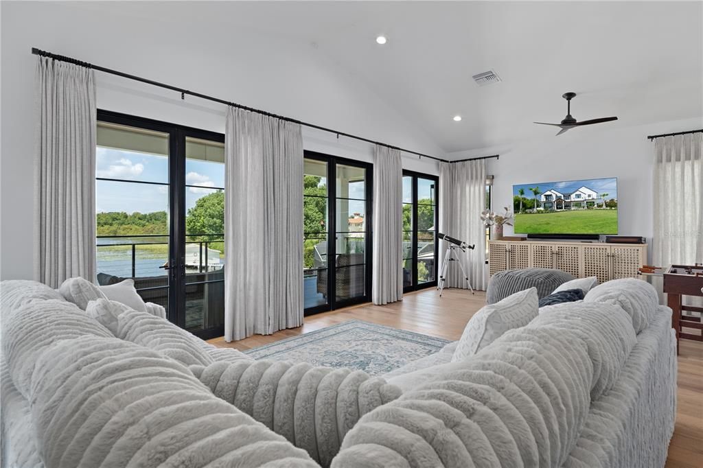 For Sale: $3,900,000 (6 beds, 5 baths, 6240 Square Feet)