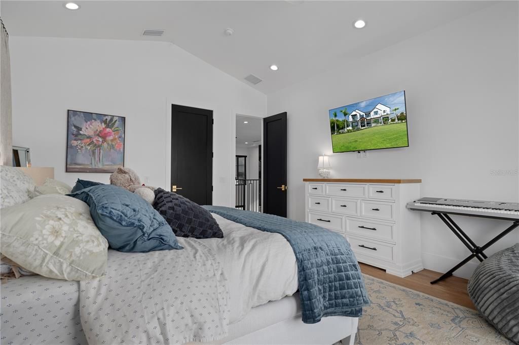 For Sale: $3,900,000 (6 beds, 5 baths, 6240 Square Feet)