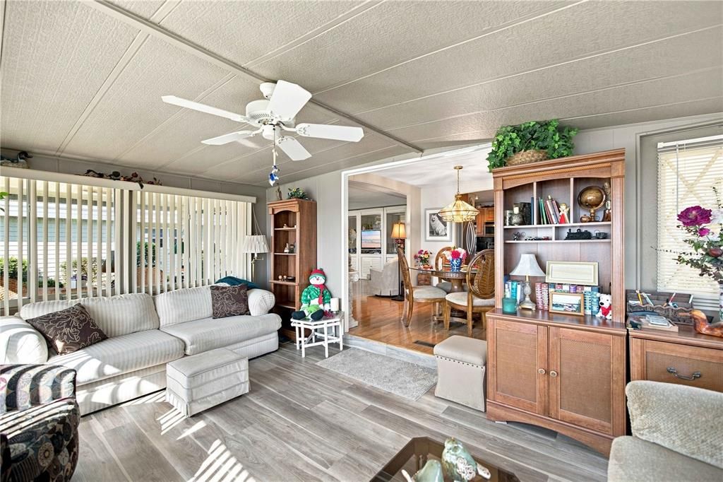 For Sale: $279,000 (2 beds, 2 baths, 1194 Square Feet)