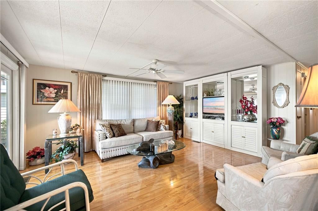 For Sale: $279,000 (2 beds, 2 baths, 1194 Square Feet)