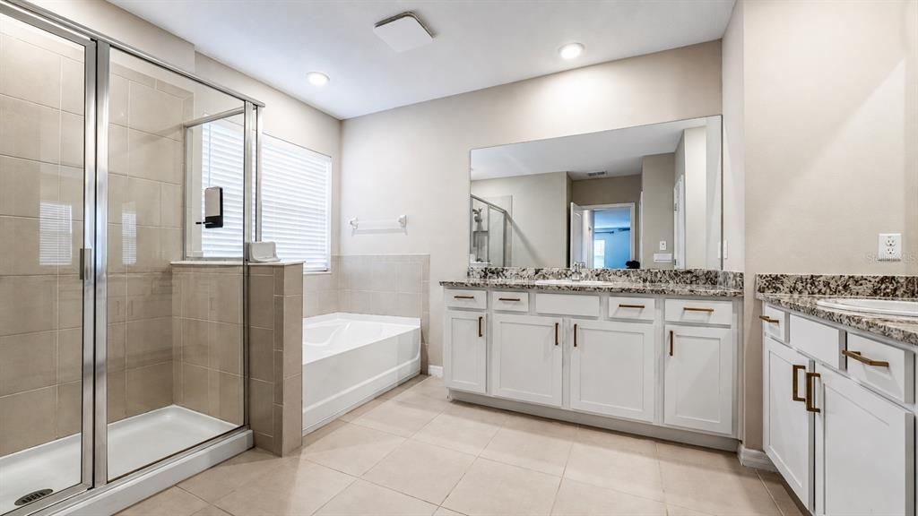 For Sale: $629,000 (5 beds, 4 baths, 4084 Square Feet)