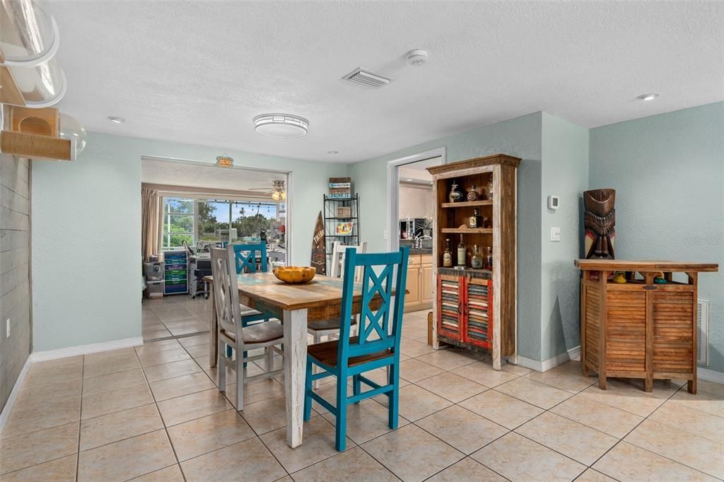 For Sale: $359,900 (2 beds, 2 baths, 1356 Square Feet)