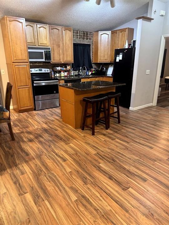 For Sale: $245,000 (2 beds, 2 baths, 1295 Square Feet)