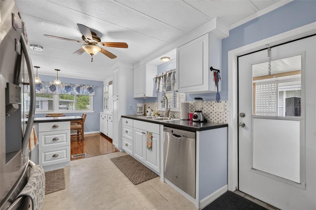 For Sale: $110,000 (2 beds, 2 baths, 1056 Square Feet)
