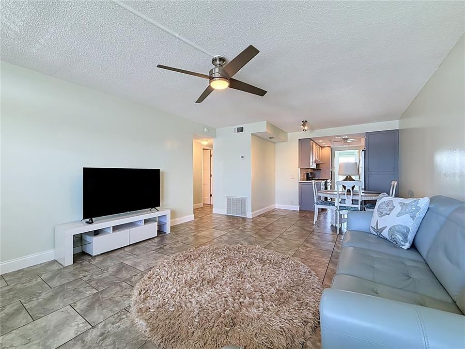 Activo con contrato: $245,000 (2 camas, 2 baños, 855 Pies cuadrados)