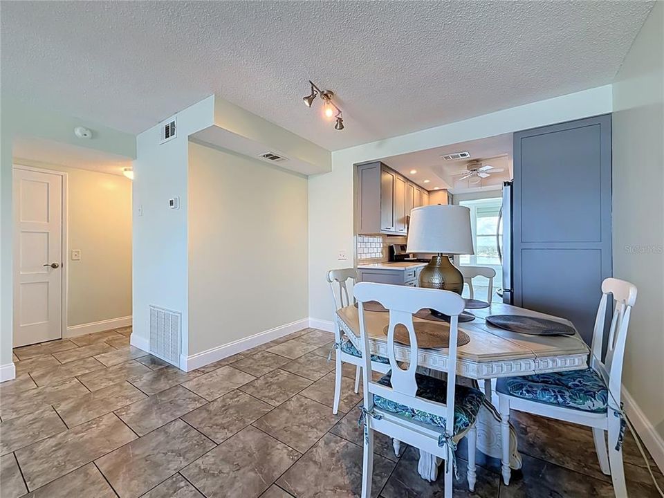 Activo con contrato: $245,000 (2 camas, 2 baños, 855 Pies cuadrados)