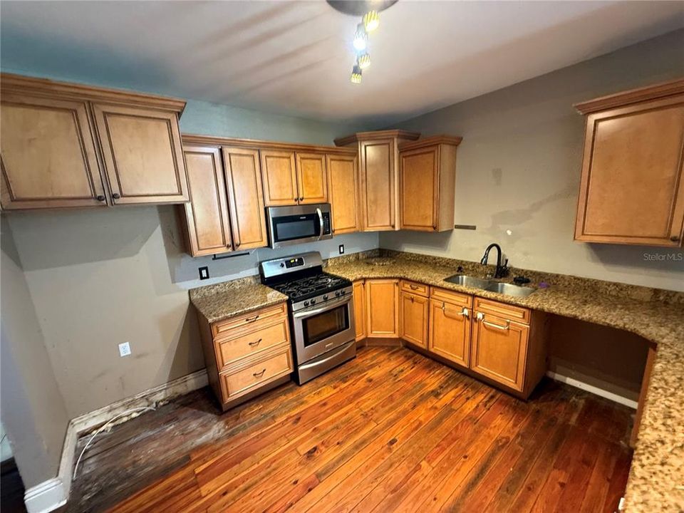 For Sale: $205,000 (4 beds, 3 baths, 1958 Square Feet)