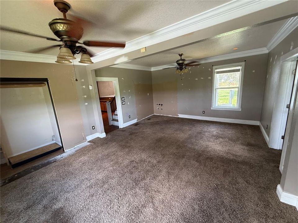 For Sale: $205,000 (4 beds, 3 baths, 1958 Square Feet)