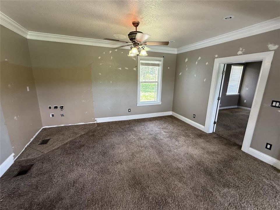 For Sale: $205,000 (4 beds, 3 baths, 1958 Square Feet)