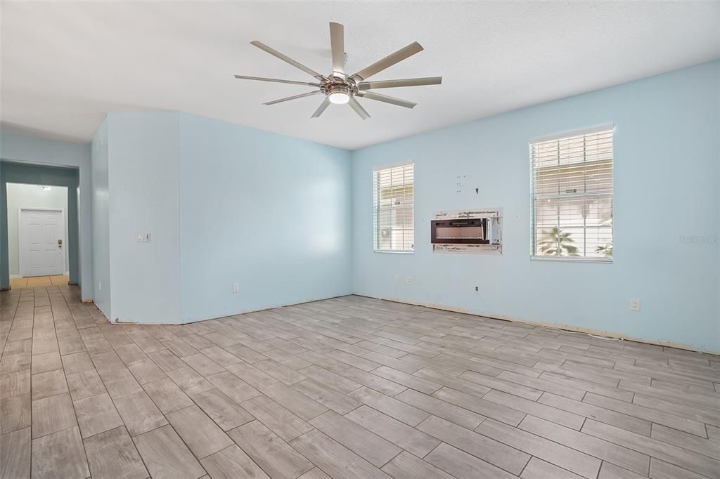 For Sale: $335,000 (3 beds, 2 baths, 1617 Square Feet)