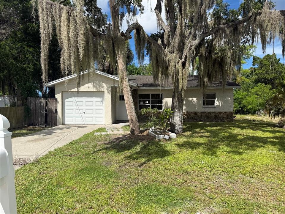 For Sale: $170,000 (3 beds, 1 baths, 848 Square Feet)