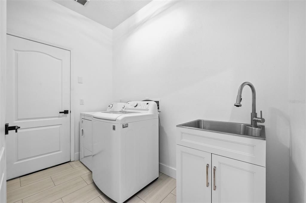 For Sale: $815,000 (5 beds, 4 baths, 3284 Square Feet)