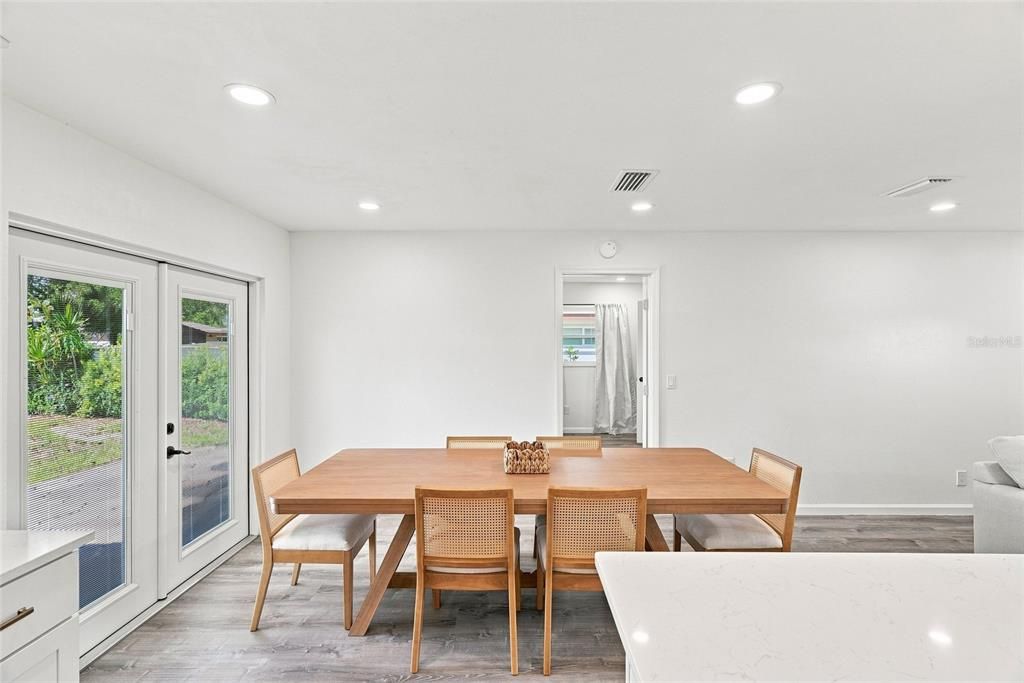 En Venta: $575,000 (4 camas, 2 baños, 1671 Pies cuadrados)