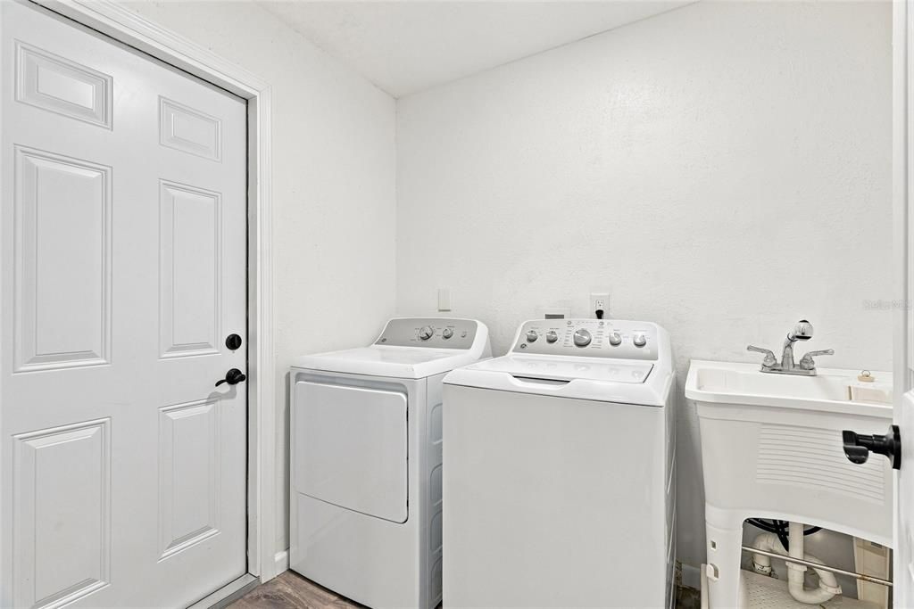 En Venta: $575,000 (4 camas, 2 baños, 1671 Pies cuadrados)