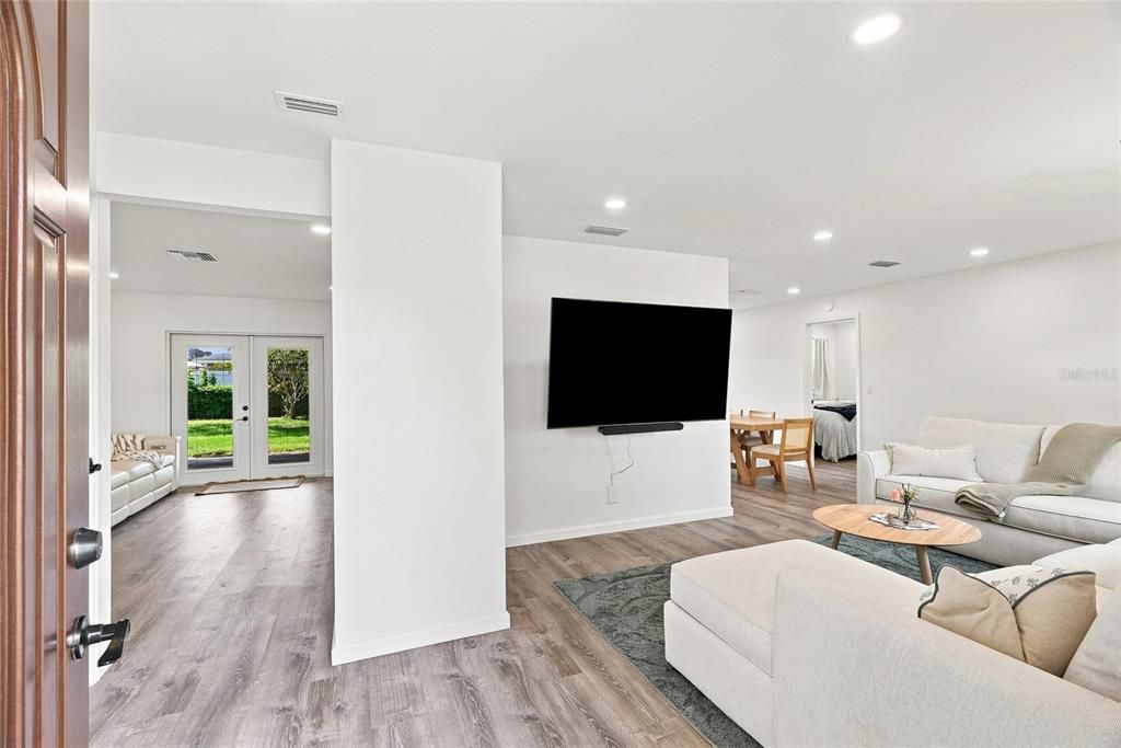 En Venta: $575,000 (4 camas, 2 baños, 1671 Pies cuadrados)